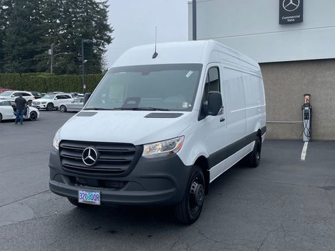 Used 2025 Mercedes-Benz Sprinter 4500 image 2