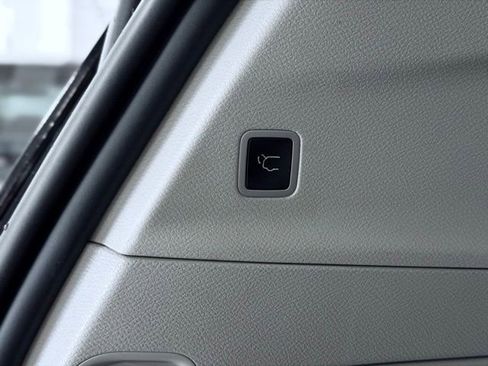 Used 2024 Chrysler Pacifica Touring-L FWD image 13