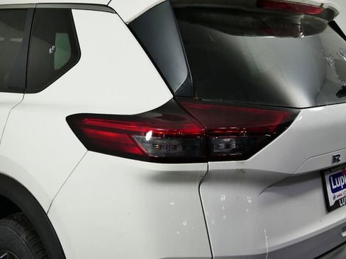 Used 2023 Nissan Rogue S image 12