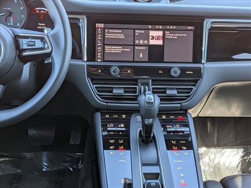 Used 2025 Porsche Macan image 20