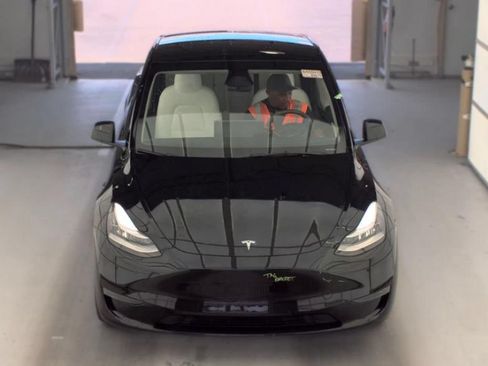 Used 2023 Tesla Model Y AWD image 2