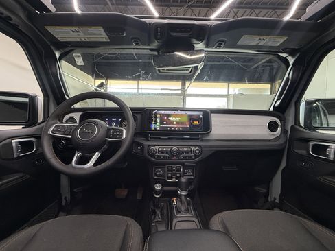 Used 2024 Jeep Wrangler Unlimited Sahara w/ Technology Group AWD/4WD image 12