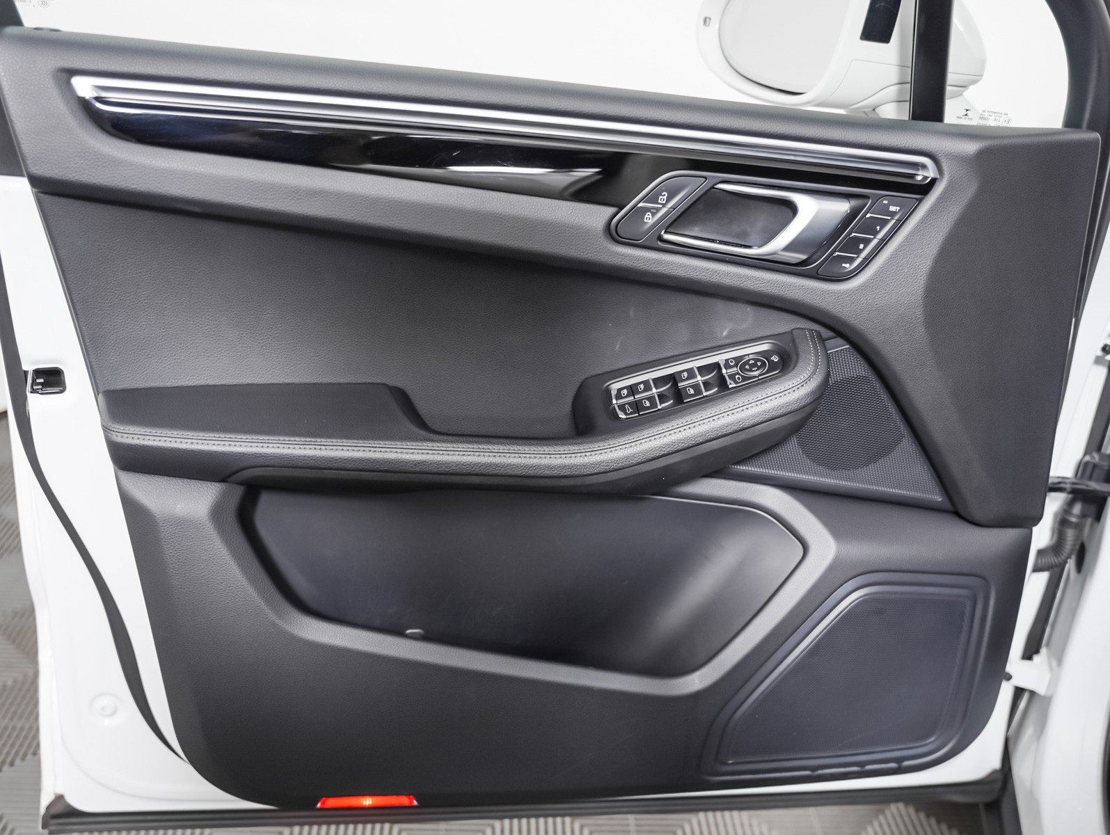 Certified 2023 Porsche Macan AWD/4WD image 25