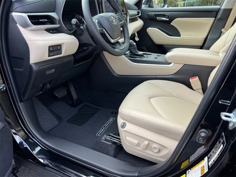New 2025 Toyota Highlander XLE image 9