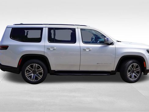Certified 2024 Jeep Wagoneer Series II w/ Flexible Seating Group AWD/4WD image 3
