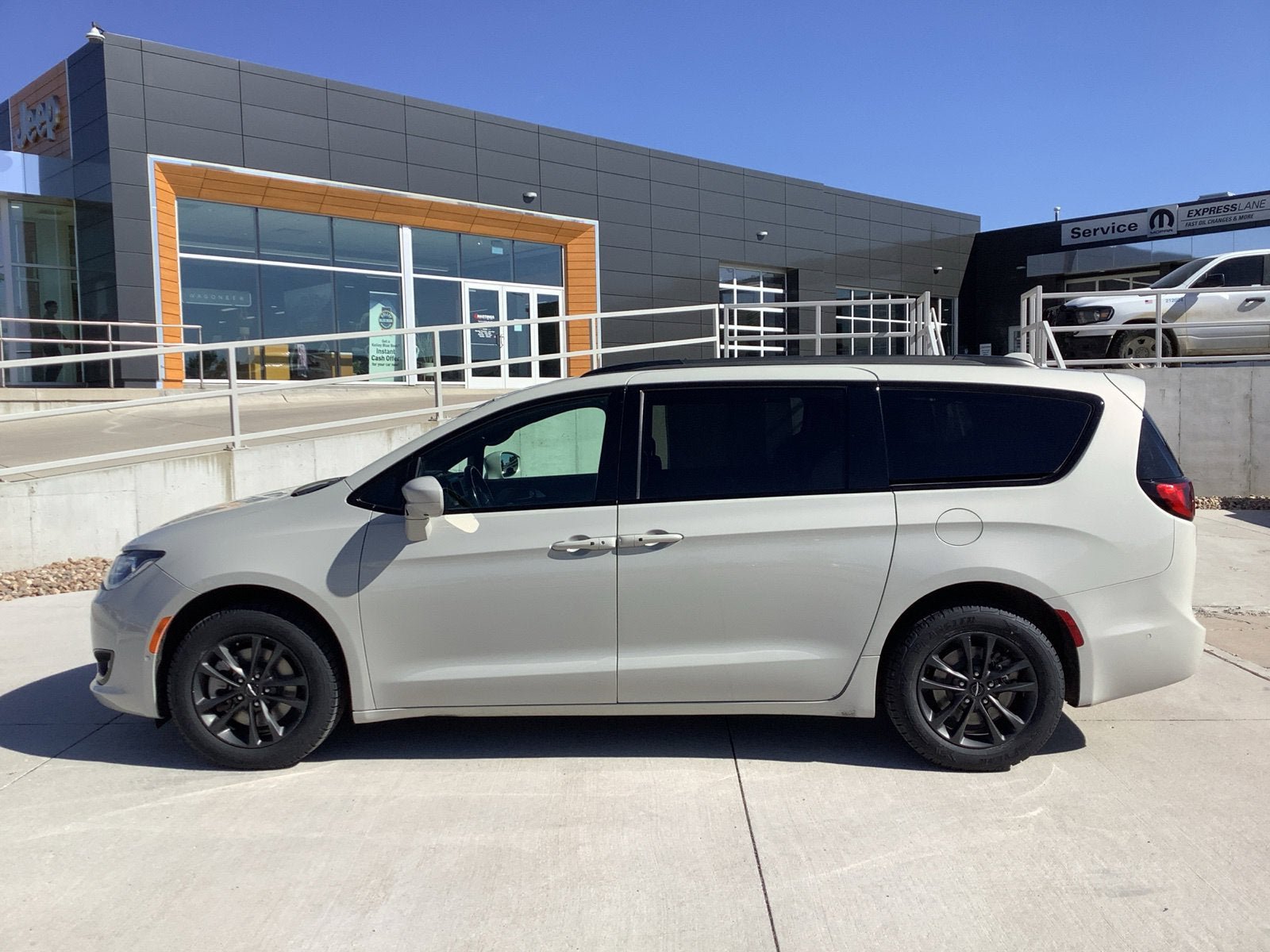 Used 2020 Chrysler Pacifica Touring-L w/ Advanced Safetytec Group AWD/4WD image 2