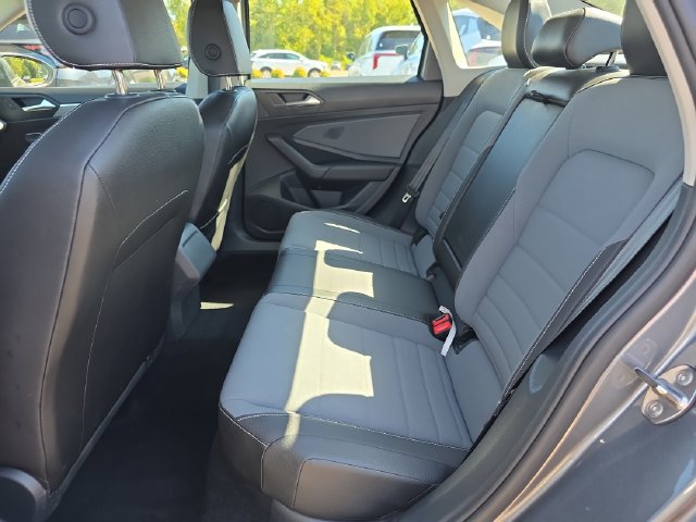 Used 2025 Volkswagen Jetta SE FWD image 11