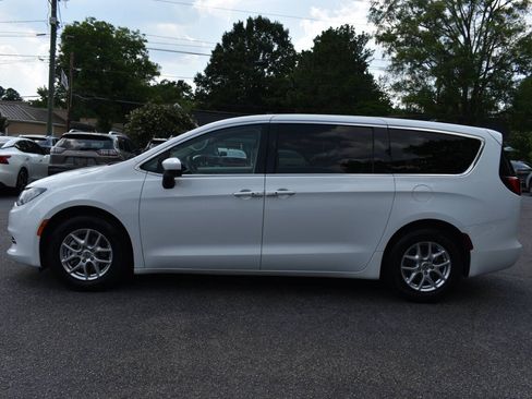 Used 2022 Chrysler Voyager LX FWD image 4