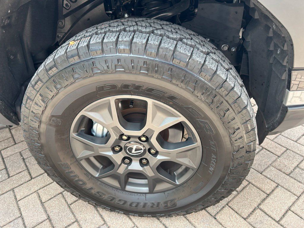 Used 2025 Lexus GX 550 AWD/4WD image 9