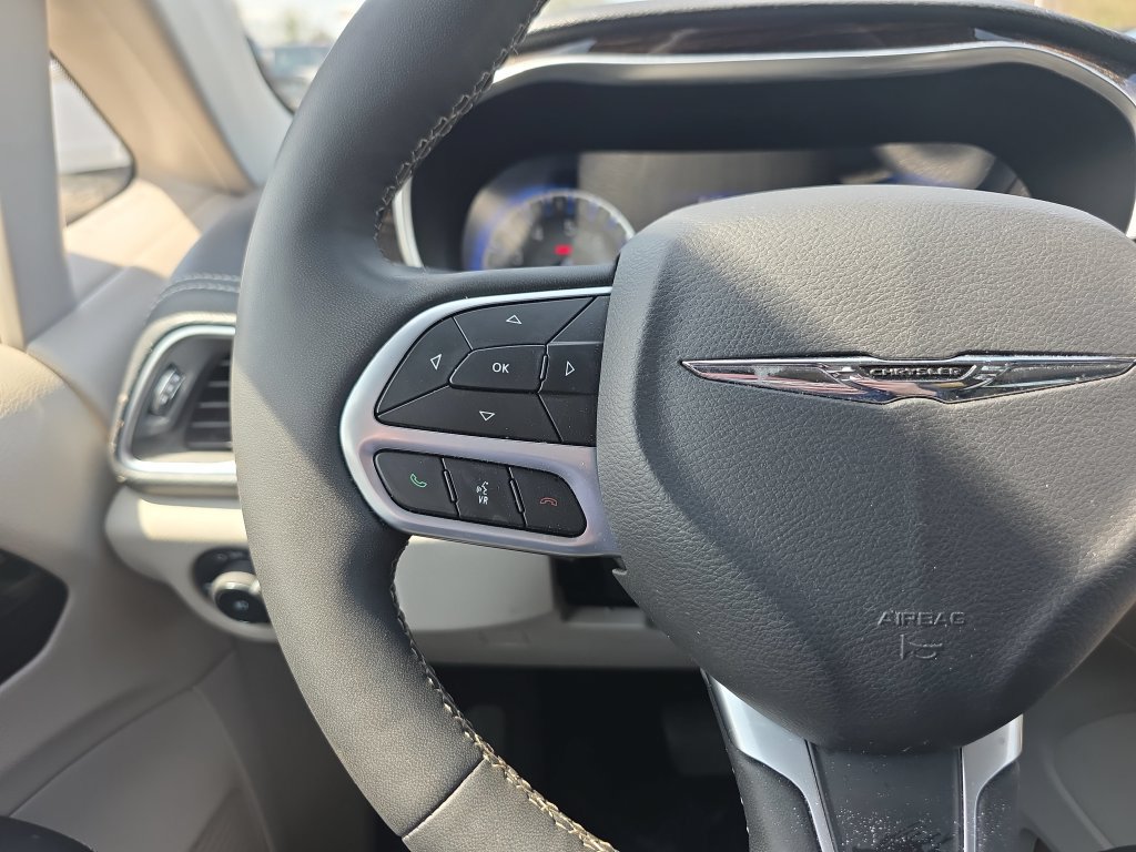 Certified 2024 Chrysler Pacifica Limited FWD image 28