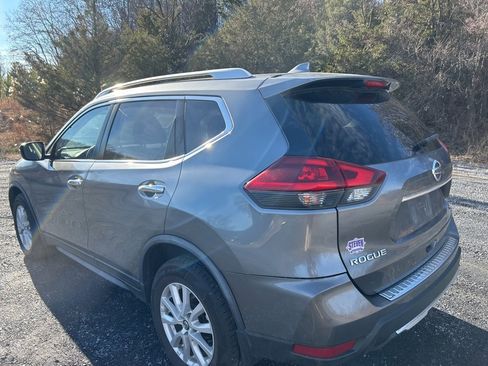 Used 2018 Nissan Rogue SV image 4