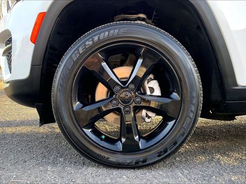 Certified 2023 Jeep Grand Cherokee Altitude image 9