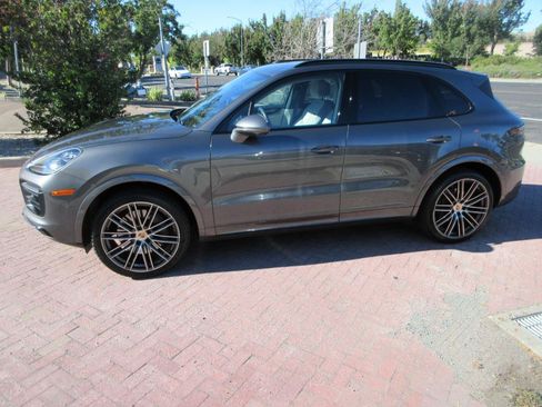 Used 2021 Porsche Cayenne S AWD/4WD image 3