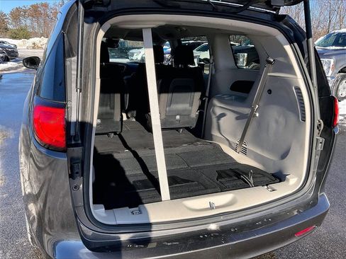 Used 2023 Chrysler Voyager LX image 34