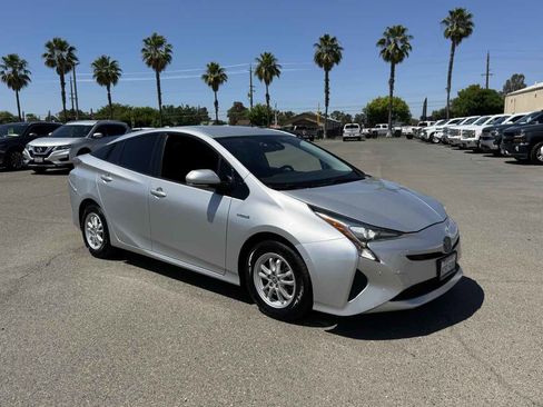 Used 2017 Toyota Prius Two w/ Prius Two Safety Plus Package FWD image 12