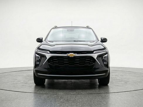 Used 2025 Chevrolet Trax LT w/ LT Convenience Package FWD image 2