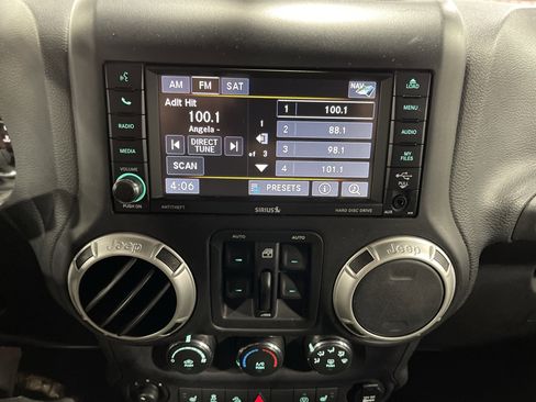 Used 2017 Jeep Wrangler Unlimited Sahara w/ Connectivity Group image 21