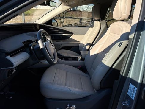 Used 2025 Lincoln Nautilus Reserve w/ Jet Appearance Package image 9