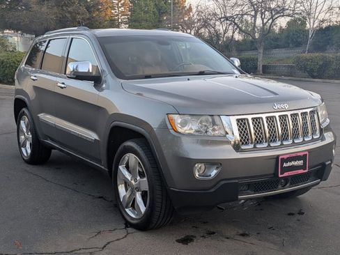 Used 2011 Jeep Grand Cherokee Overland Summit image 3