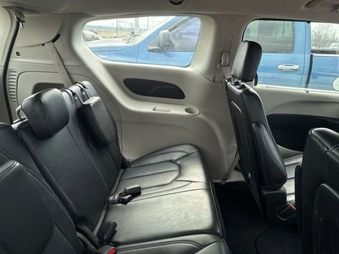 Used 2024 Chrysler Pacifica Touring-L image 11