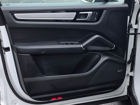 Used 2023 Porsche Cayenne Platinum Edition image 11