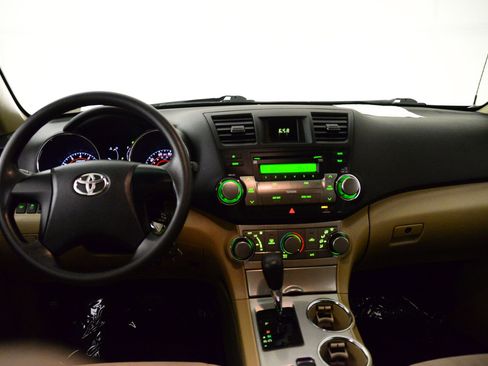 Used 2012 Toyota Highlander FWD image 3