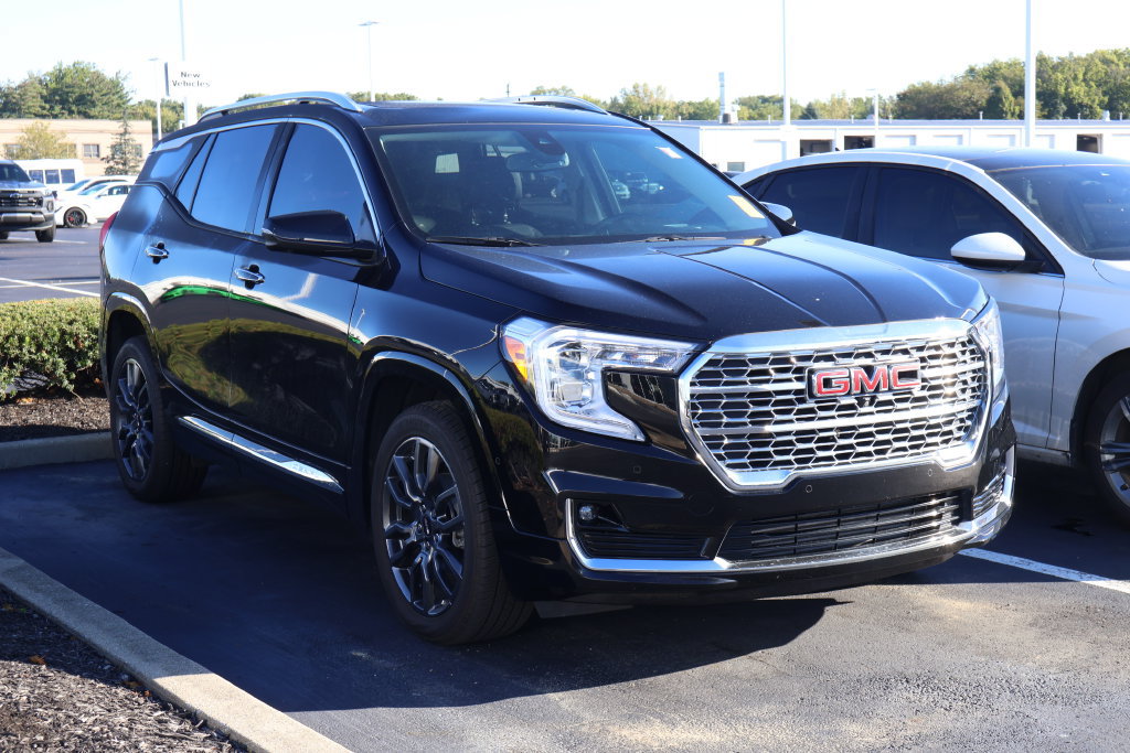 Used 2024 GMC Terrain Denali w/ Black Diamond Edition AWD/4WD image 3