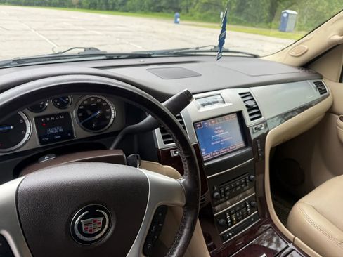 Used 2013 Cadillac Escalade Luxury RWD image 19