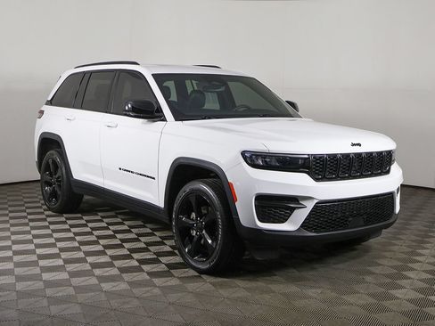 Used 2023 Jeep Grand Cherokee Altitude AWD/4WD image 2