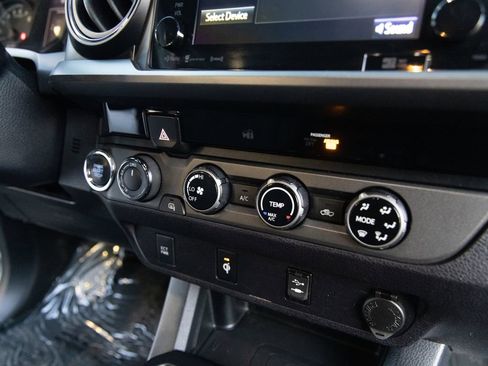 Used 2017 Toyota Tacoma TRD Sport image 21