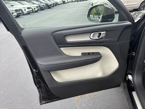 Certified 2023 Volvo XC40 B5 Plus AWD/4WD image 14