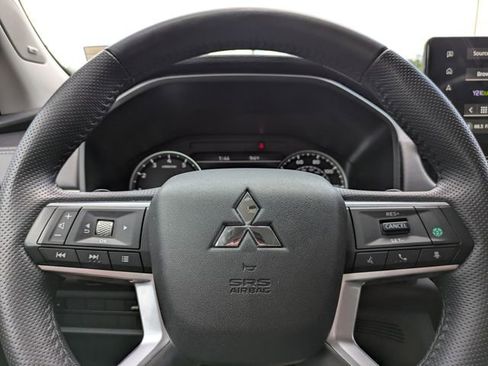 Used 2025 Mitsubishi Outlander SE FWD image 30