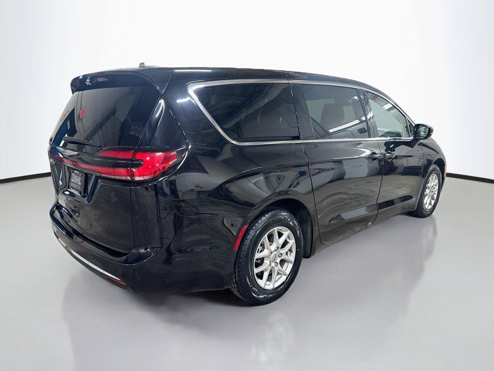 Used 2024 Chrysler Pacifica Touring-L FWD image 12