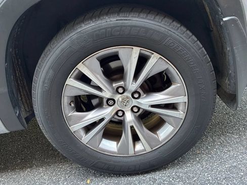 Used 2015 Toyota Highlander XLE AWD/4WD image 18