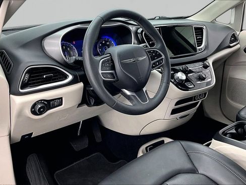 Used 2024 Chrysler Pacifica Touring-L FWD image 14