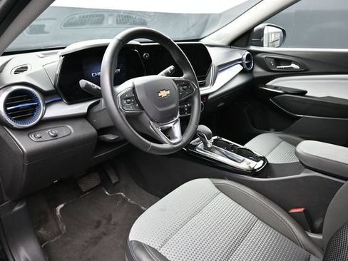 Used 2025 Chevrolet Trax LT w/ LT Convenience Package FWD image 10