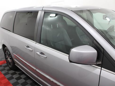 Used 2014 Chrysler Town & Country S FWD image 5