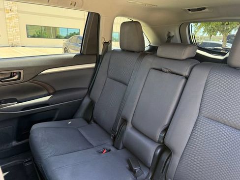 Used 2014 Toyota Highlander LE FWD image 28