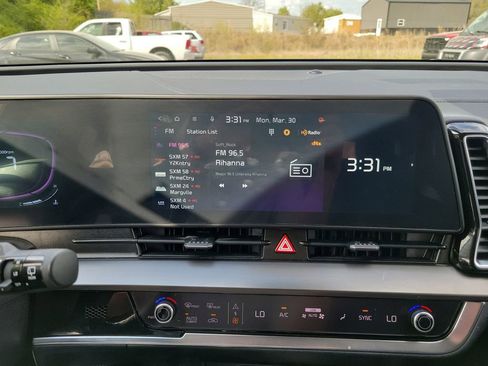 Used 2025 Kia Sportage EX image 19