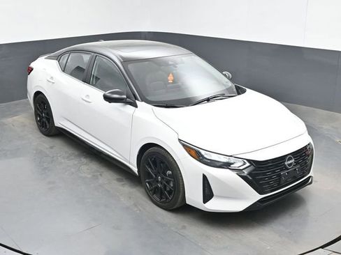 Used 2025 Nissan Sentra SR w/ SR Premium Package image 13