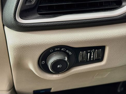 Used 2024 Chrysler Pacifica Touring-L FWD image 11