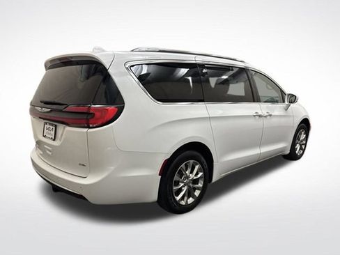 Used 2021 Chrysler Pacifica Touring-L w/ Uconnect Theater Family Group AWD/4WD image 5