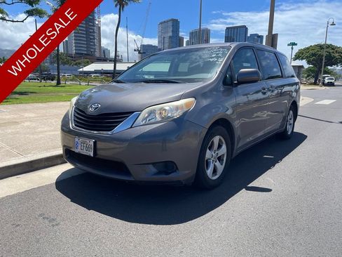 Used 2013 Toyota Sienna LE FWD image 1