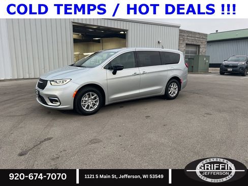 New 2026 Chrysler Pacifica Select image 1