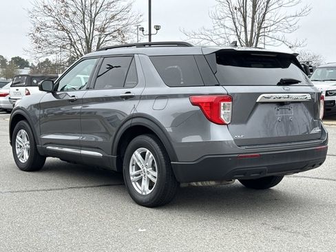 Used 2022 Ford Explorer XLT image 3