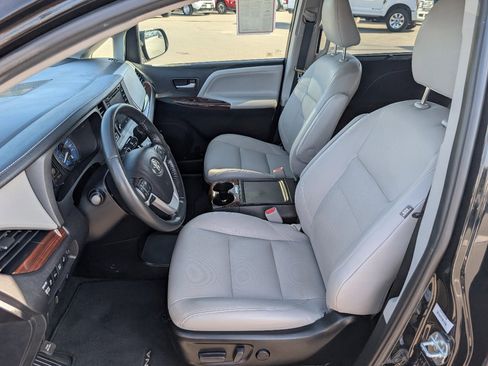 Used 2020 Toyota Sienna Limited Premium image 2