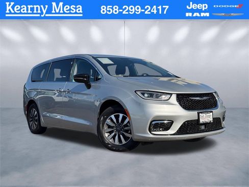 Used 2024 Chrysler Pacifica Select image 1