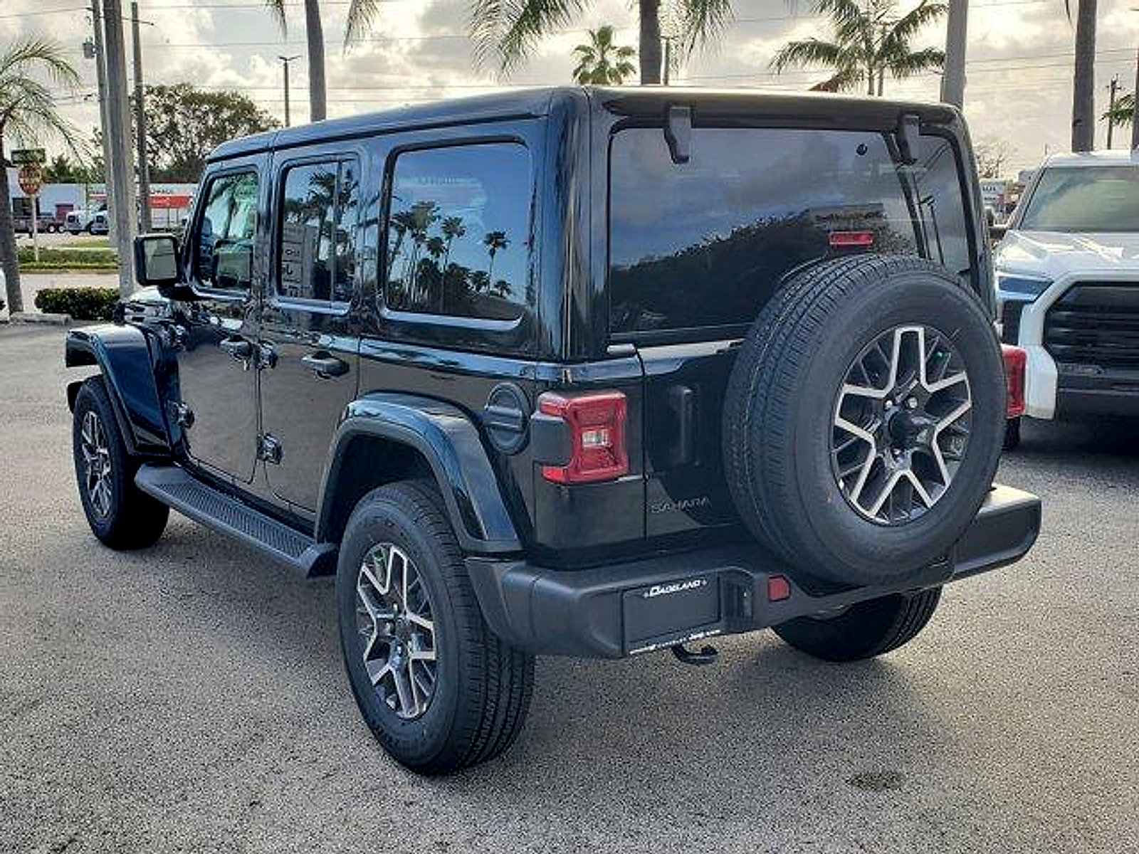 New 2026 Jeep Wrangler Unlimited Sahara w/ Technology Group AWD/4WD image 3