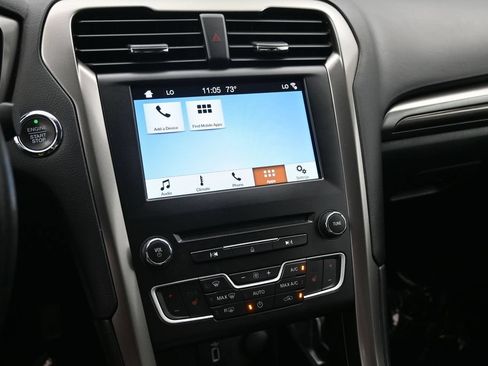 Used 2017 Ford Fusion SE w/ Fusion SE Technology Package FWD image 19