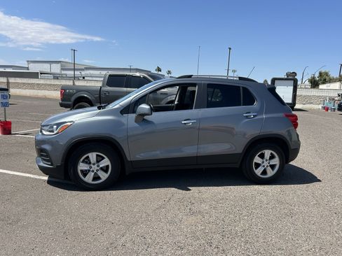 Used 2019 Chevrolet Trax LT w/ LT Convenience Package FWD image 2
